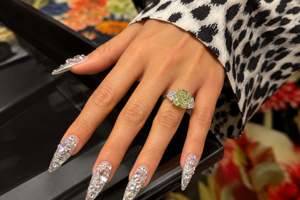 jennifer lopez natural green diamond ring